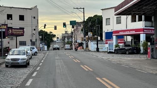 Homem morre após sofrer mal súbito dentro de carro no centro de Ipiaú