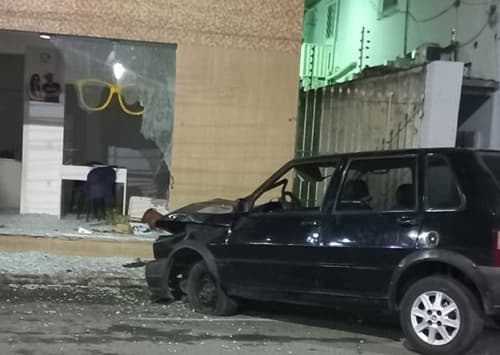 Duas jovens ficam feridas após carro se chocar contra ótica no centro de Ipiaú