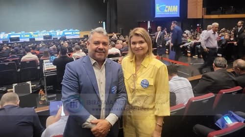 Prefeita de Ibirataia, Ana Cléia, e Secretário de Governo, Valdo Silva, unem forças na mobilização em Brasília para enfrentar crise financeira dos municípios.