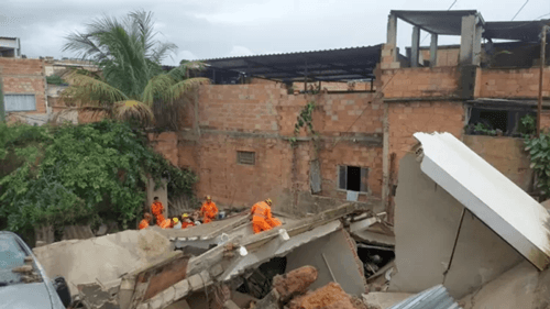 Desabamento de casa deixa quatro vítimas feridas; uma soterrada