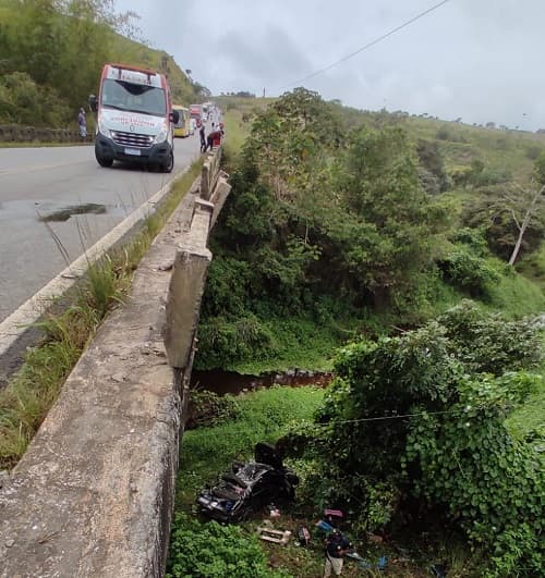 Motorista fica ferido após carro capotar e cair de ponte na BR-101