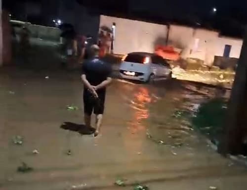 Dário Meira: Nível de riacho sobe, alaga ruas e deixa moradores em alerta