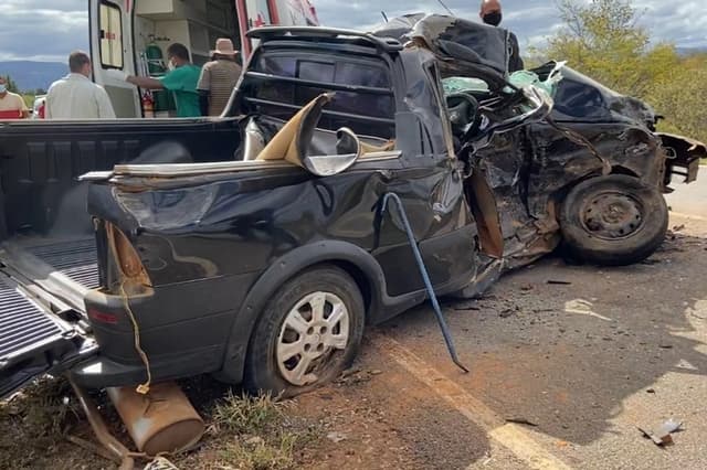 Batida de carros na BA-152 deixa três mortos e quatro feridos