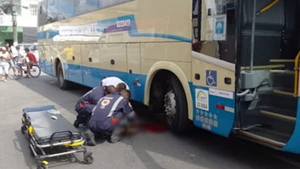 Idoso tem as duas pernas esmagadas ao ser atropelado por um ônibus