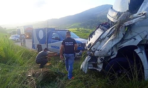 Vítima fatal de acidente com carreta baú