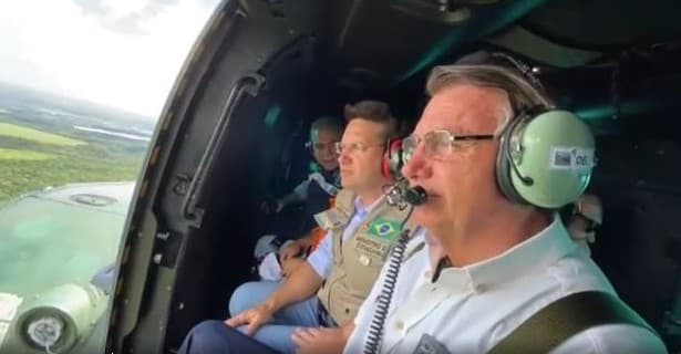Bolsonaro sobrevoa Itamaraju e cidades da região atingida pelas fortes chuvas; assista o vídeo
