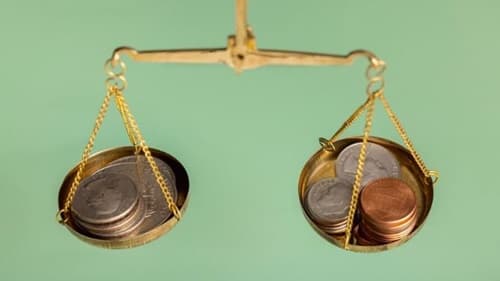 Estudo da Oxfam revela que pobres pagam três vezes mais impostos que super-ricos no Brasil