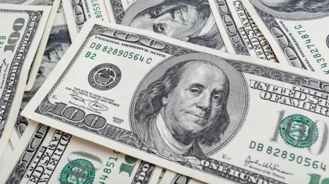 Dólar fecha em queda e tem terceiro recuo semanal seguido