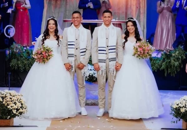 Irmãs gêmeas se casam no mesmo dia com também irmãos gêmeos