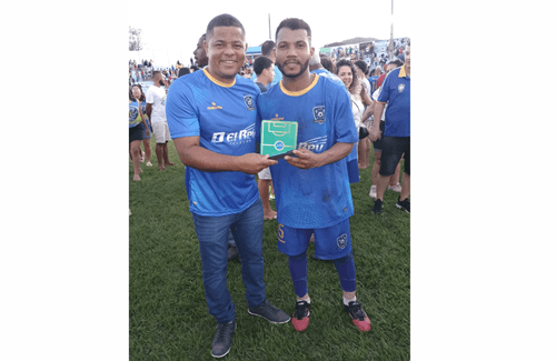 Marquinhos do Cacau entrega Troféu de Craque do Jogo ao atacante Vigu na Final da Copa InterVale 2024