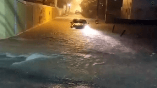 Moradores registram ponto de alagamento em Lauro de Freitas