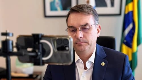Flávio Bolsonaro registra ocorrência após ameaça em rede social citar atentado contra seu pai