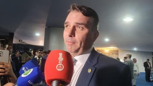 Flávio Bolsonaro desembarca nos EUA e aguarda possível reunião com Trump