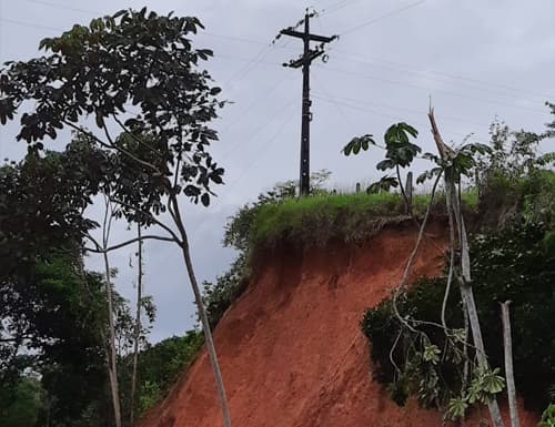 Poste de energia elétrica ameaça cair na estrada Ibirataia-Algodão, alerta motorista