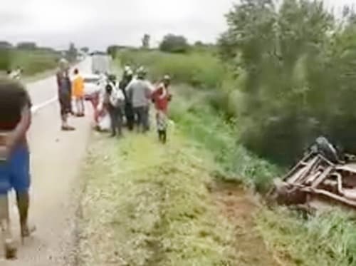 Colisão entre moto e caminhonete deixa dois feridos na Bahia