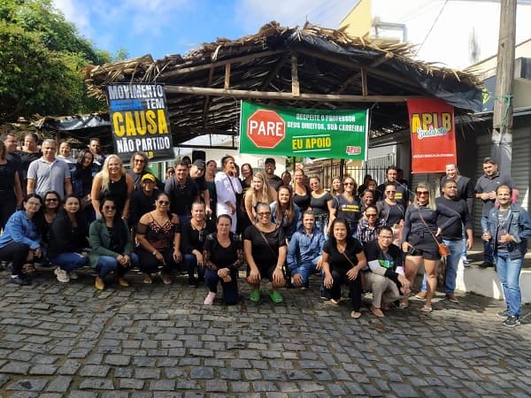 Professores de Apuarema iniciam greve; prefeito diz que município não tem condições de pagar os reajustes