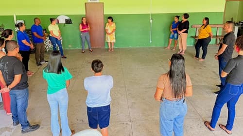 Ibirataia: Secretária de Desenvolvimento Social e Cidadania discute andamento de programas sociais com funcionários do CRAS