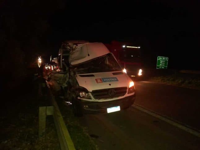 Uma pessoa morre após uma van da saúde de Poções colidir com um caminhão na BR-116