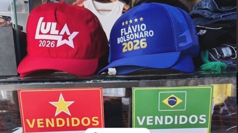 Vendedor cria placar de bonés de Lula e Flávio em Feira de Santana e viraliza nas redes sociais
