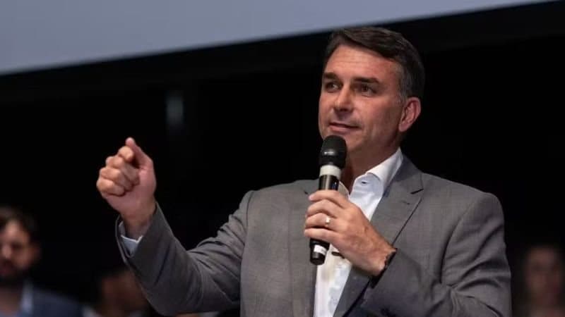 Flávio Bolsonaro promete fim da era Lula e afirma que governará ao lado de Jair Bolsonaro
