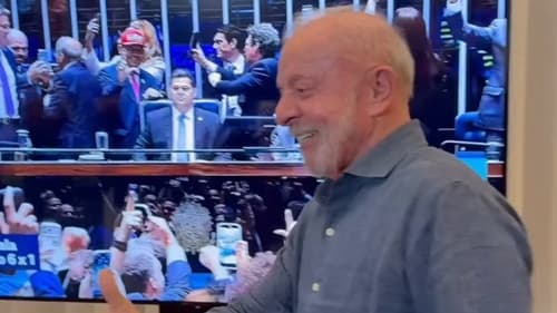 Lula comemora aprovação do fim da escala 6x1 e classifica decisão como "momento extraordinário"