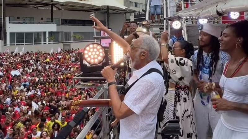 Artistas participam de ato pela democracia e em apoio a Lula com manifestação em Salvador