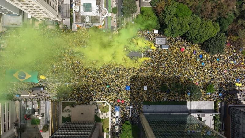 Flávio Bolsonaro reúne apoiadores em ato na Avenida Paulista durante campanha presidencial