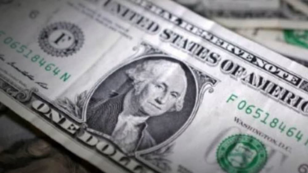 Dólar registra movimentação no mercado financeiro com atenção a cenário econômico e político