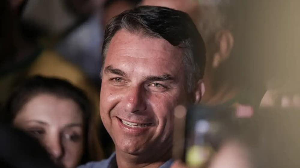 Campanha de Flávio Bolsonaro pede ampliação do horário de votação em estados do Sul e Sudeste