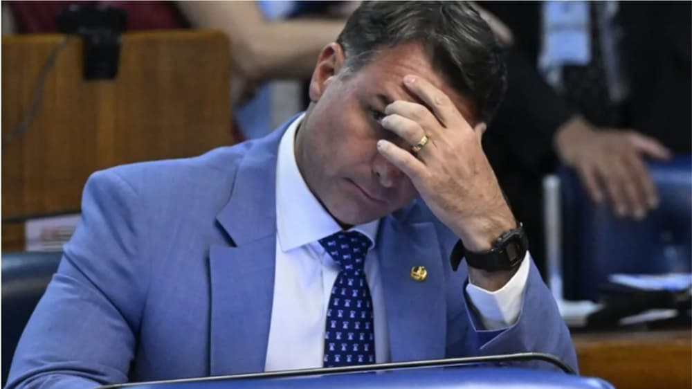 Flávio Bolsonaro nega mudança para os Estados Unidos após eleições